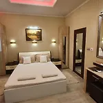 Deluxe Center Apartment *