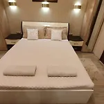 Deluxe Center Apartment