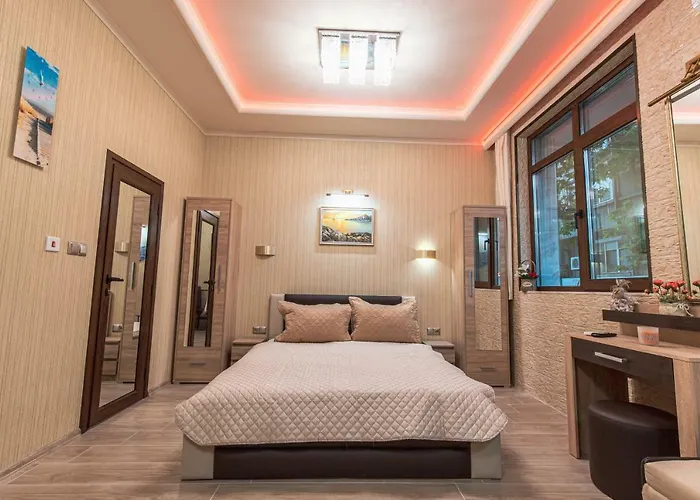 Deluxe Center Apartment *