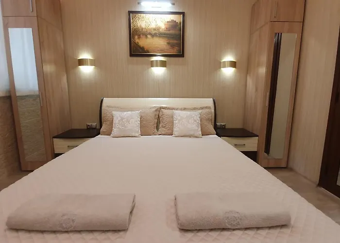 Deluxe Center Apartment